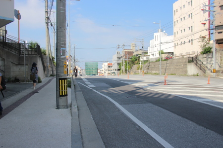 丘の先に建設中の支柱が見える