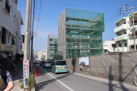 姿を現したモノレール支柱