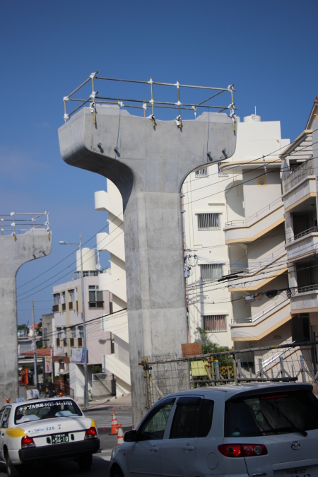 ほぼ完工したモノレール支柱