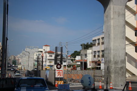 建設が加速するモノレール支柱