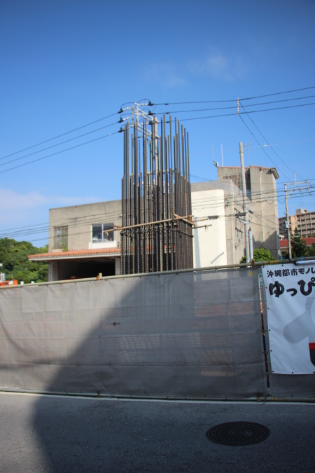 コンクリート打設が進むモノレール支柱