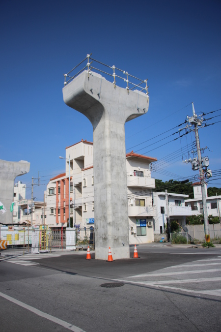ゆいレール延伸 建設中のRC支柱