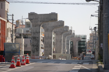延伸区間に連立するモノレール支柱群
