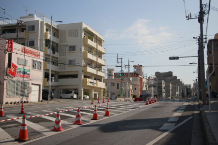延伸区間に連立するモノレール支柱群