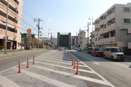 モノレール支柱建設現場を遠巻きに見る