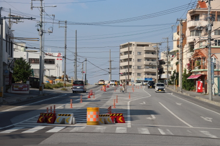中央にゆいレールの支柱が建設される