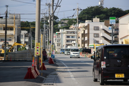 正面の丘を越えれば経塚駅だ