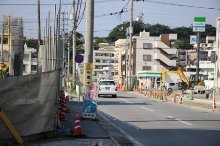 経塚駅に続く道路