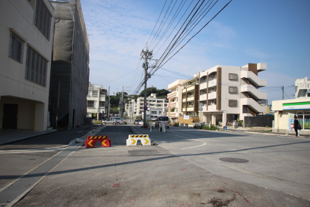 経塚駅へ続く道路