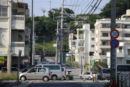 正面がゆいレール経塚駅へと続く小丘