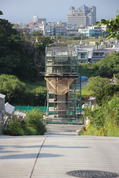前田トンネル上面よりモノレール支柱を見る