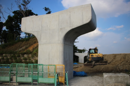 前田トンネル上部に建設されたモノレール支柱
